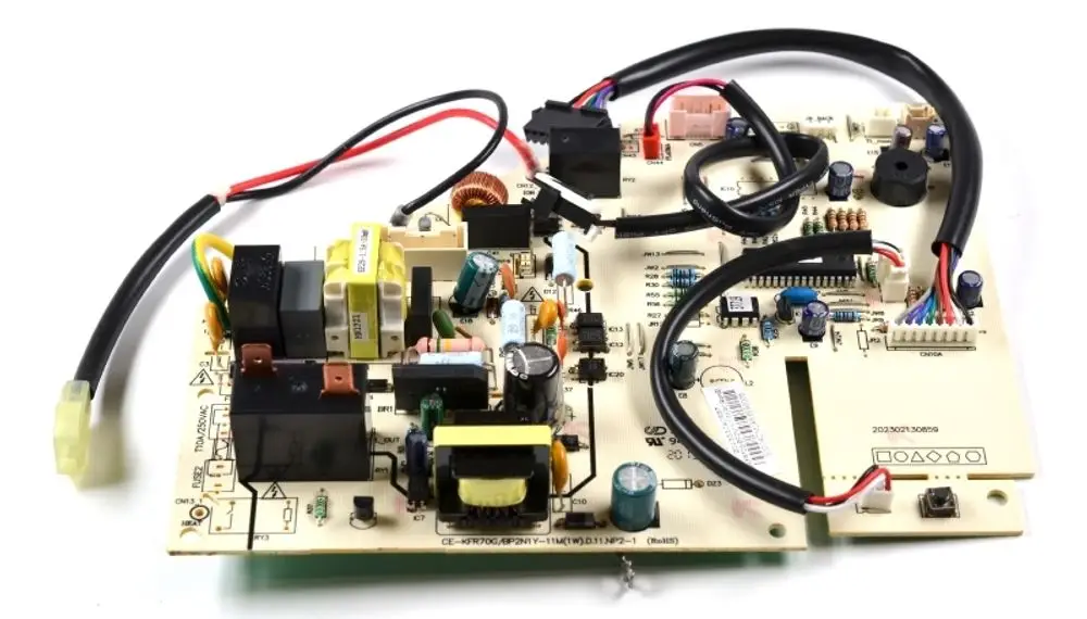 Steuerplatine mit mehreren Bauteilen und Anschlusskabeln, hergestellt von Remko. Die Platine zeigt integrierte Schaltungen und verschiedene elektrische Komponenten.