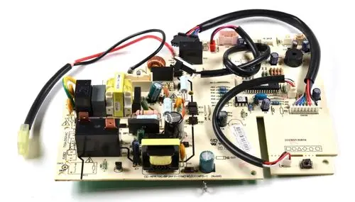 Steuerplatine mit mehreren Bauteilen und Anschlusskabeln, hergestellt von Remko. Die Platine zeigt integrierte Schaltungen und verschiedene elektrische Komponenten.