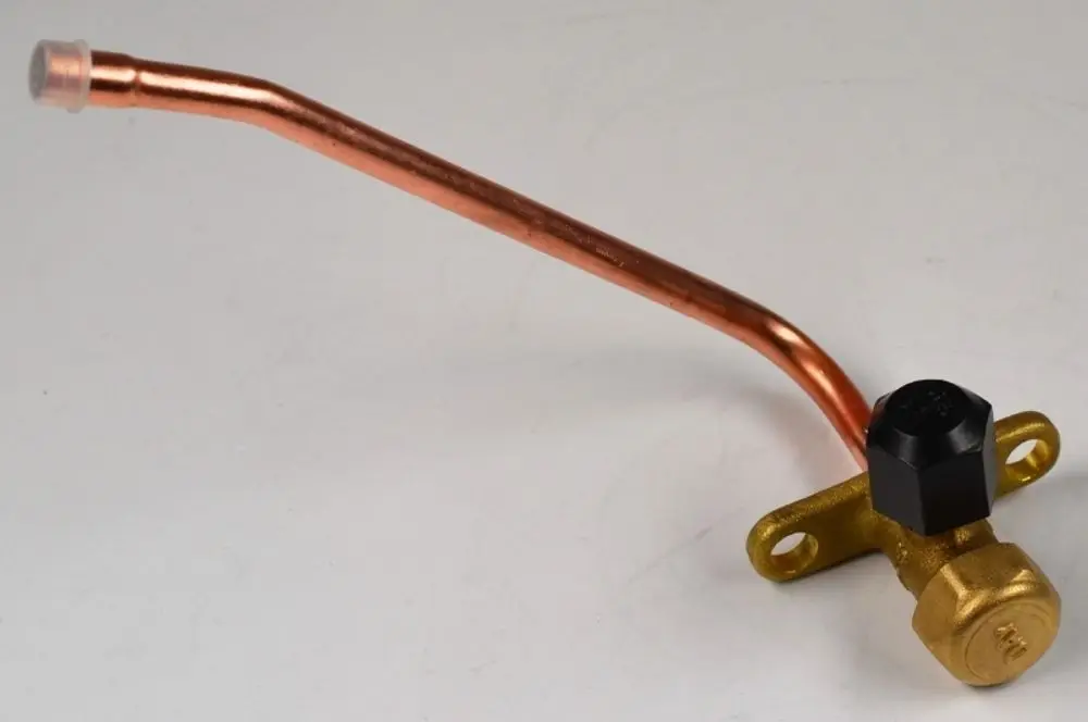 Kupferrohr mit einer goldenem Anschlussstück und einem schwarzen Ventildeckel. Das Teil gehört zu einem Remko-System.
