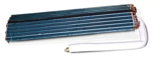 Verdampfer von Remko, bestehend aus mehreren parallelen Rohren mit einer isolierten Zuleitung, in einem kompakten Design zur Verwendung in Kühlsystemen.