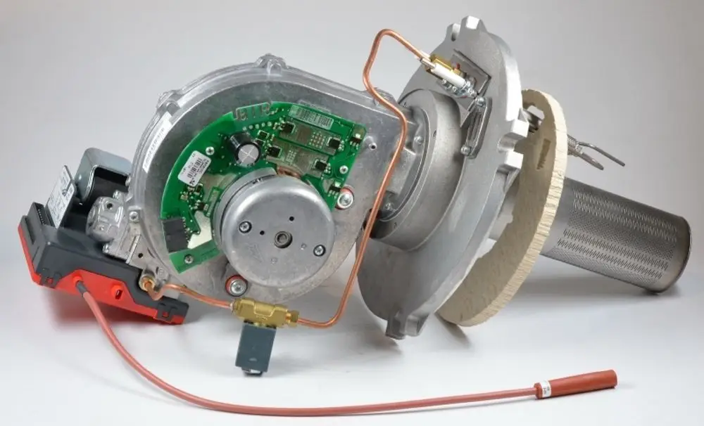 Venturibrenner von Remko mit integrierter Elektronik und Ventil, geeignet für Erdgas, mit sichtbarem Brennergehäuse und Seriennummern auf der Platine.