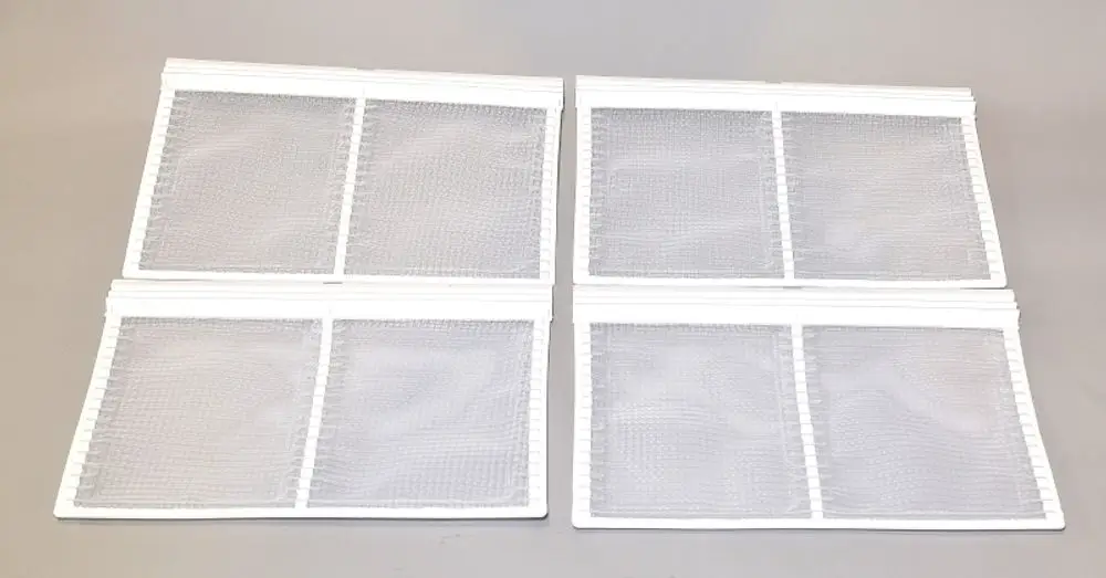 Vier weiße Luftfilter mit Netzstruktur, angeordnet in zwei Reihen. Die Filter sind für die Verwendung mit Remko-Geräten konzipiert.