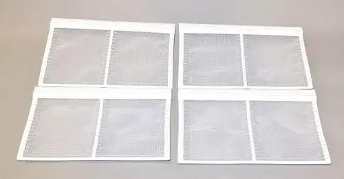 Vier weiße Luftfilter mit Netzstruktur, angeordnet in zwei Reihen. Die Filter sind für die Verwendung mit Remko-Geräten konzipiert.