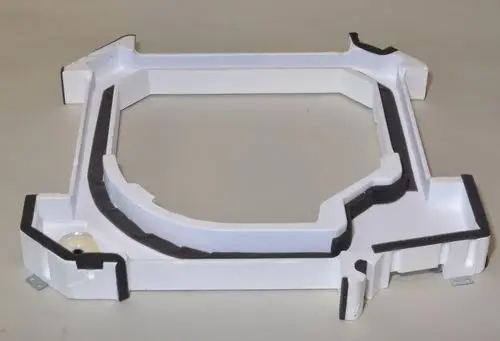 Luftansaugkonsole aus weißem Material mit schwarzem Schaumstoffrand, verwendet in der Kondensatwanne von Remko-Geräten.