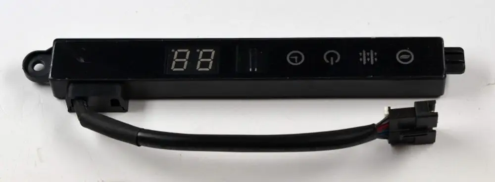 Displayplatine von Remko mit digitalen Anzeigen und Bedienelementen, ausgestattet mit Kabelanschluss und verschiedenen Symbolen für die Steuerung.