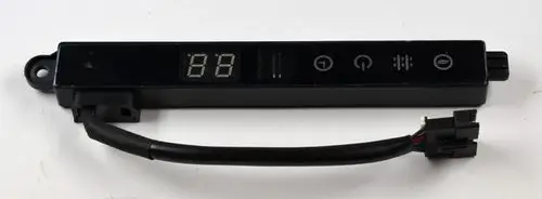 Displayplatine von Remko mit digitalen Anzeigen und Bedienelementen, ausgestattet mit Kabelanschluss und verschiedenen Symbolen für die Steuerung.