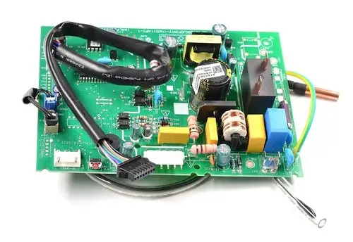 Steuerplatine mit verschiedenen elektronischen Bauteilen, Kabeln und Anschlüssen, produziert von Remko, zur Verwendung in Klimatisierungs- oder Heizsystemen.