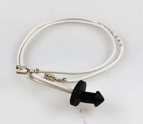 Temperaturfühler mit Kabel in Weiß, gefertigt von Remko. Der Fühler hat einen runden Anschluss und zwei Kabel mit speziellen Anschlüssen.