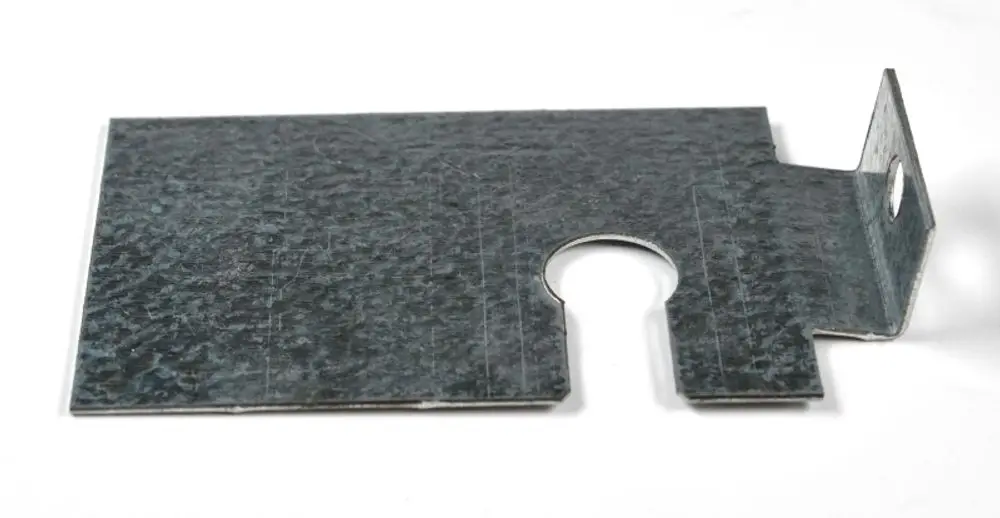 Metallisches Abdeckblech mit einem ausgeschnittenen Bereich und einem seitlichen Befestigungswinkel, möglicherweise von der Marke Remko, auf weißem Hintergrund.