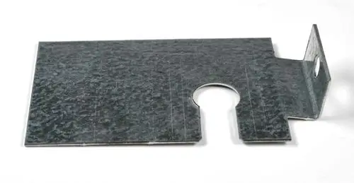 Metallisches Abdeckblech mit einem ausgeschnittenen Bereich und einem seitlichen Befestigungswinkel, möglicherweise von der Marke Remko, auf weißem Hintergrund.
