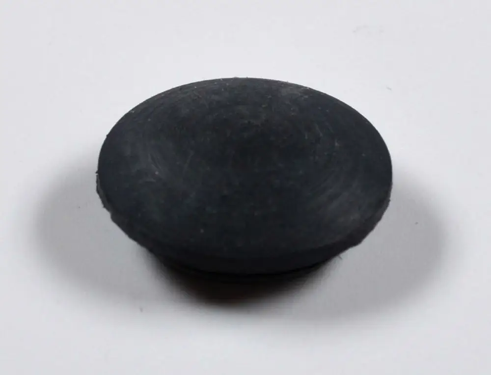 Gerätefuß von Remko, runde Form in Schwarz, flache Oberfläche, geeignet zur Stabilisierung von Geräten oder Möbeln.