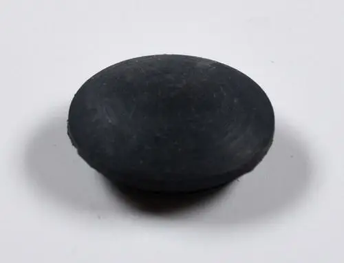 Gerätefuß von Remko, runde Form in Schwarz, flache Oberfläche, geeignet zur Stabilisierung von Geräten oder Möbeln.