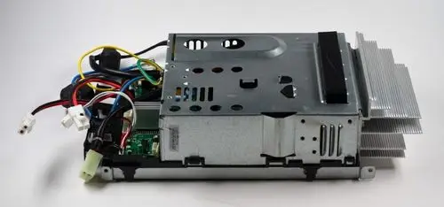 E-Box von Remko mit sichtbarem Kühlkörper und Anschlusskabeln. Gehäuse aus Metall mit Belüftungsöffnungen und einer Platine im Inneren.
