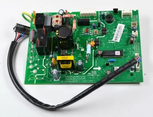 Grüne Steuerplatine mit verschiedenen elektrischen Komponenten, einschließlich Widerständen, Kondensatoren und Steckverbindungen, möglicherweise von der Marke Remko.