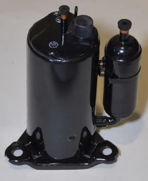 Schwarzer Kompressor mit zwei Anschlüssen und Montagesockel, hergestellt von Remko, auf hellem Untergrund.