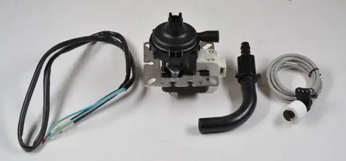 Kondensatpumpe von Remko mit Anschlussleitungen, einer verdeckten Pumpe und einem Gehäuse. Komponenten sind auf einem weißen Hintergrund angeordnet.