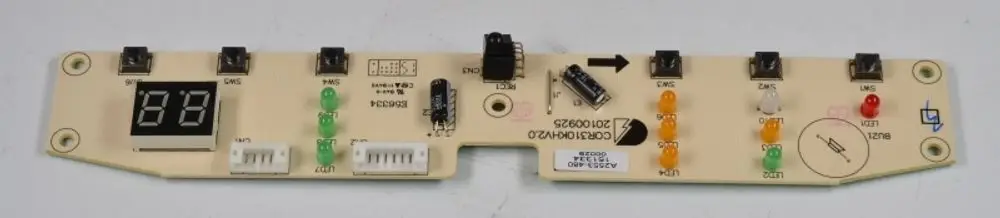 Steuerplatine mit digitaler Anzeige und Bedientableau, ausgestattet mit Tasten und LED-Anzeigen, produziert von Remko.