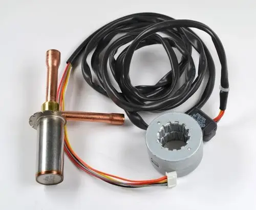 Elektronisches Ventil von Remko mit zwei Kupferrohren und einem Kabelbaum, ausgestattet mit einem Sensor für die Steuerung von Kältemittelströmen.