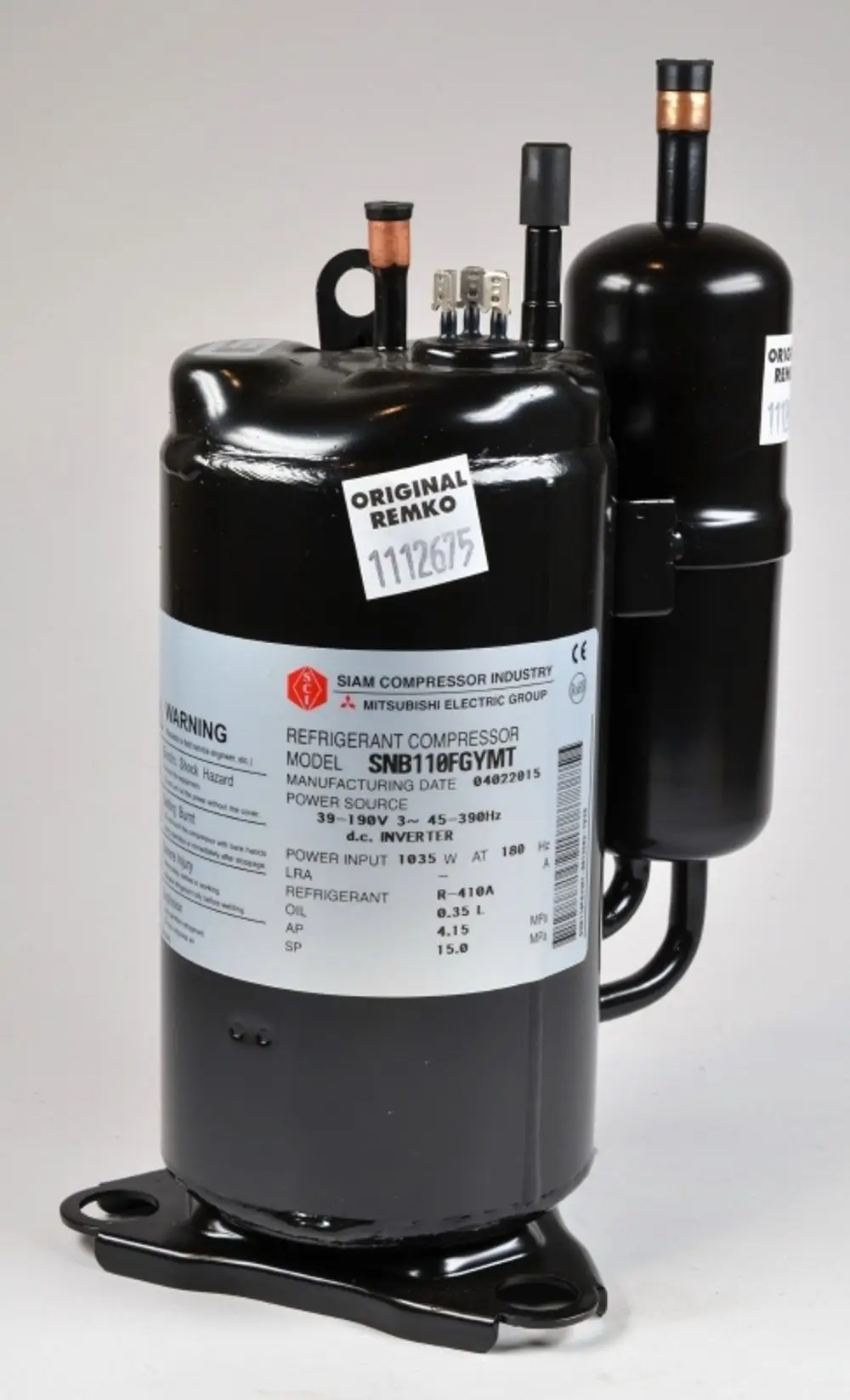Schwarzer Kompressor mit mehreren Anschlüssen und einem Etikett, das die Marke Remko sowie technische Details wie Modell und Energieverbrauch anzeigt.