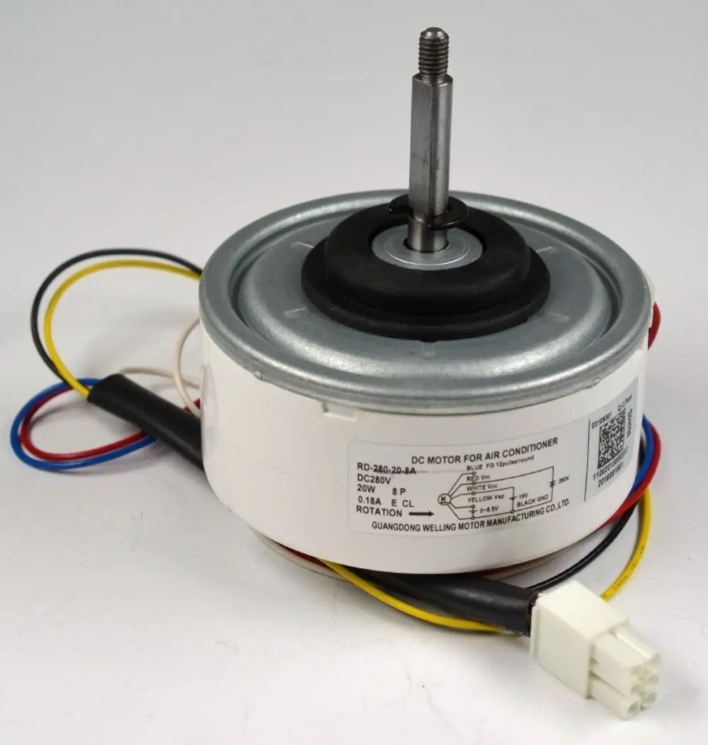 DC-Motor für Klimageräte von Remko, mit mehreren Anschlussdrähten in verschiedenen Farben, montiert auf einem runden Gehäuse mit einer Achse oben.