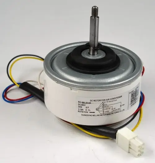 DC-Motor für Klimageräte von Remko, mit mehreren Anschlussdrähten in verschiedenen Farben, montiert auf einem runden Gehäuse mit einer Achse oben.