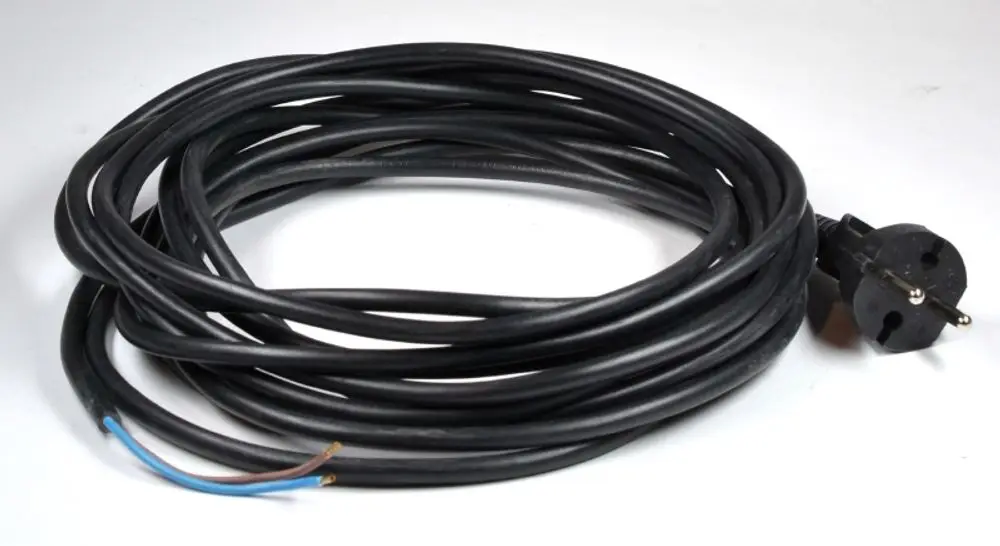 Schwarzes Kabel mit Stecker, aufgerollt. Geeignet für verschiedene Anwendungen. Produkt von Remko, ideal für den Anschluss elektrischer Geräte.