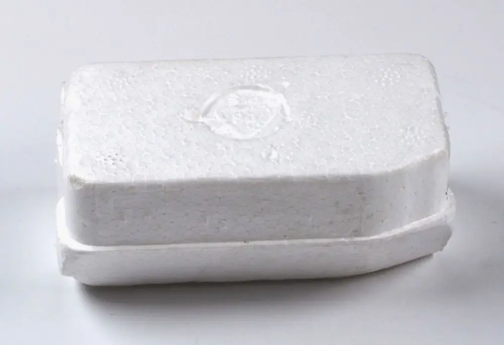 Weißer Styroporblock mit einer strukturierten Oberfläche, der von der Marke Remko stammt. Das Produkt hat eine rechteckige Form und zeigt eine prägte Kennzeichnung.