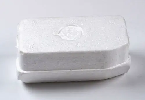 Weißer Styroporblock mit einer strukturierten Oberfläche, der von der Marke Remko stammt. Das Produkt hat eine rechteckige Form und zeigt eine prägte Kennzeichnung.