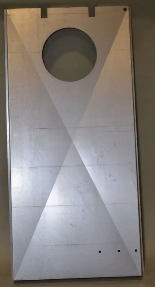 Aluminiumplatte mit kreisförmiger Aussparung, die für die Isolierung eines Remko-Produkts dient. Sichtbare diagonale Muster auf der Oberfläche.