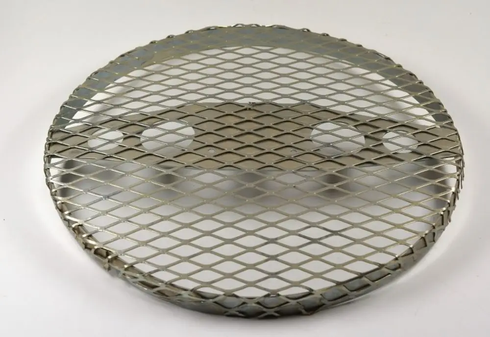 Metallisches Gitter mit runder Form und diamantförmigen Öffnungen, ausgestattet mit zwei Halterungen, vermutlich zur Motorbefestigung. Produkt von Remko.