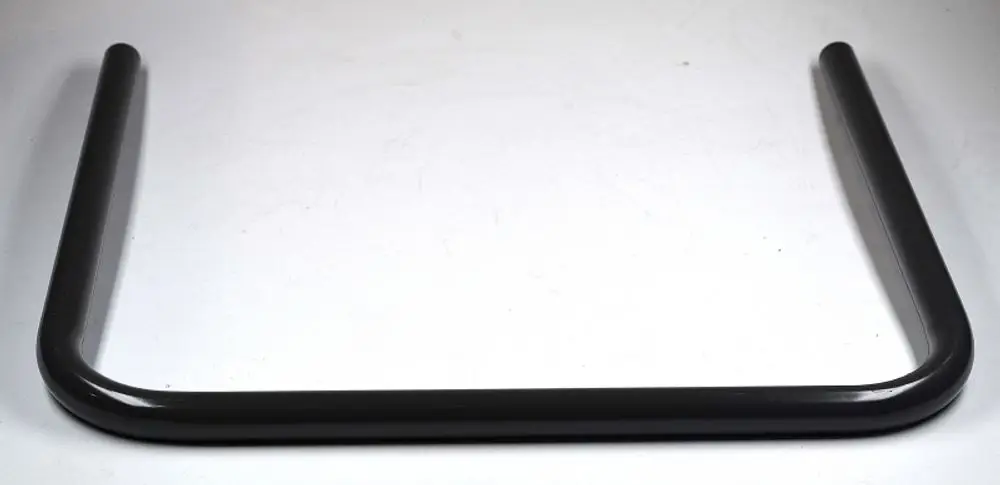 Schutzbügel für Fahrzeuge, hergestellt von Remko. Das Produkt hat eine gebogene Form und besteht aus robustem Material. Es wird für die Sicherung im Frontbereich verwendet.