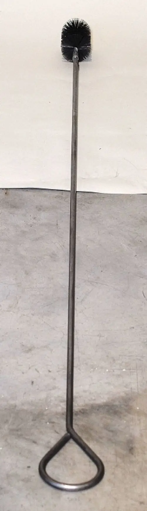 Reinigungsbürste mit langem Stiel und runder Bürstenkopfform, hergestellt von Remko. Der Griff hat eine Schlaufe zur einfachen Handhabung.