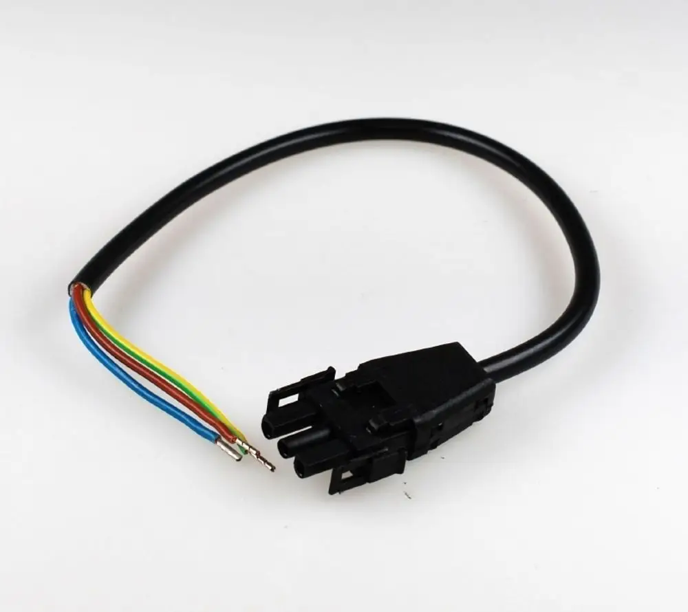 Steckerkabel mit einem schwarzen Stecker und vier farbigen Drähten. Geeignet für Anwendungen, die mit Remko-Produkten kompatibel sind.