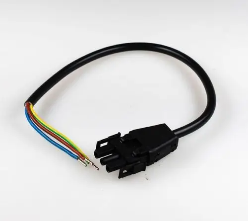 Steckerkabel mit einem schwarzen Stecker und vier farbigen Drähten. Geeignet für Anwendungen, die mit Remko-Produkten kompatibel sind.