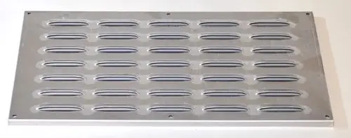 Ansaugschutzgitter von Remko mit mehreren länglichen Öffnungen. Das Gitter hat eine metallische Oberfläche und ist zum Schutz von Ansaugöffnungen konzipiert.