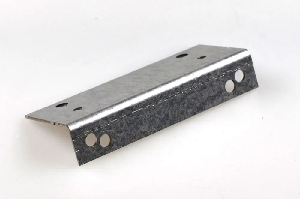 Metallische Halterung von Remko, flach mit zwei runden Löchern und einer gebogenen Kante, in neutraler Farbe auf hellem Hintergrund.