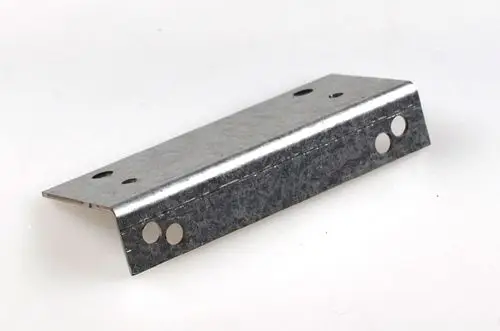 Metallische Halterung von Remko, flach mit zwei runden Löchern und einer gebogenen Kante, in neutraler Farbe auf hellem Hintergrund.