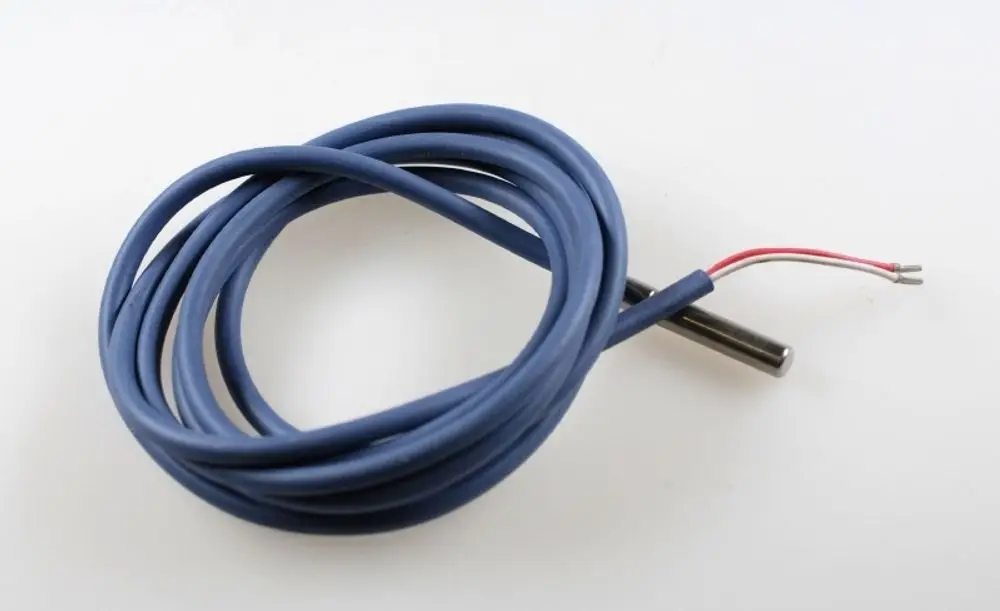 Blau ummanteltes Kabel mit einer Sonde, die einen Metallkörper am Ende hat. Die Kabelenden sind offen, eines rot und eines elektrisch verdrahtet. Produkt von Remko.