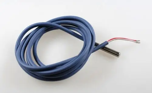 Blau ummanteltes Kabel mit einer Sonde, die einen Metallkörper am Ende hat. Die Kabelenden sind offen, eines rot und eines elektrisch verdrahtet. Produkt von Remko.