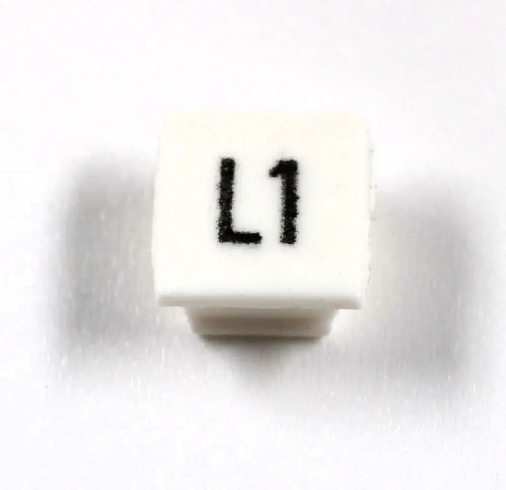 Klemmenmarkierung von Remko, weißes Quadrat mit der Aufschrift "L1" in schwarzer Schrift. Eignet sich zur Identifizierung von elektrischen Verbindungen.