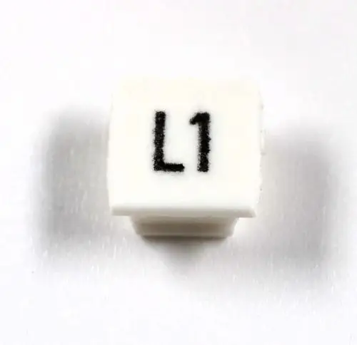 Klemmenmarkierung von Remko, weißes Quadrat mit der Aufschrift "L1" in schwarzer Schrift. Eignet sich zur Identifizierung von elektrischen Verbindungen.