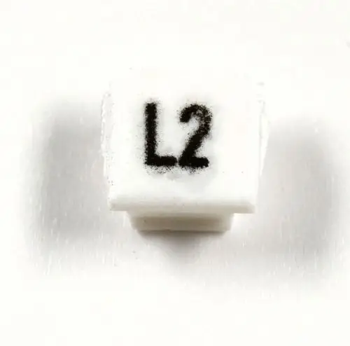 Weiße Klemmenmarkierung mit der Aufschrift "L2", geeignet für den Einsatz in elektrischen Installationen, hergestellt von Remko.