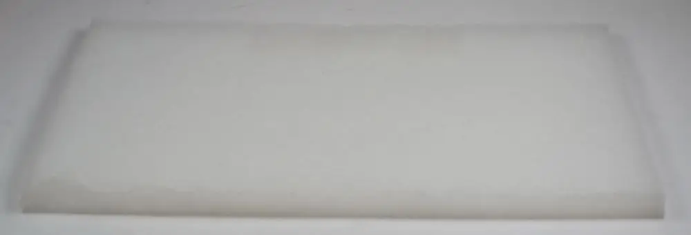 Weiße Filtermatte von Remko, flach und rechteckig, geeignet für Staubfilteranwendungen.