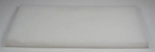 Weiße Filtermatte von Remko, flach und rechteckig, geeignet für Staubfilteranwendungen.