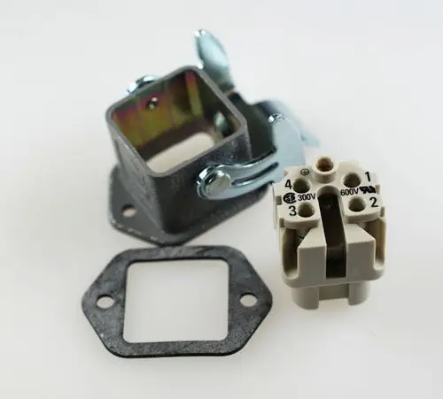 Thermostatsteckdose mit einem Metallgehäuse und einem Stecker. Die Bestandteile sind ein Anschlussblock und eine Dichtung. Produkt von Remko.
