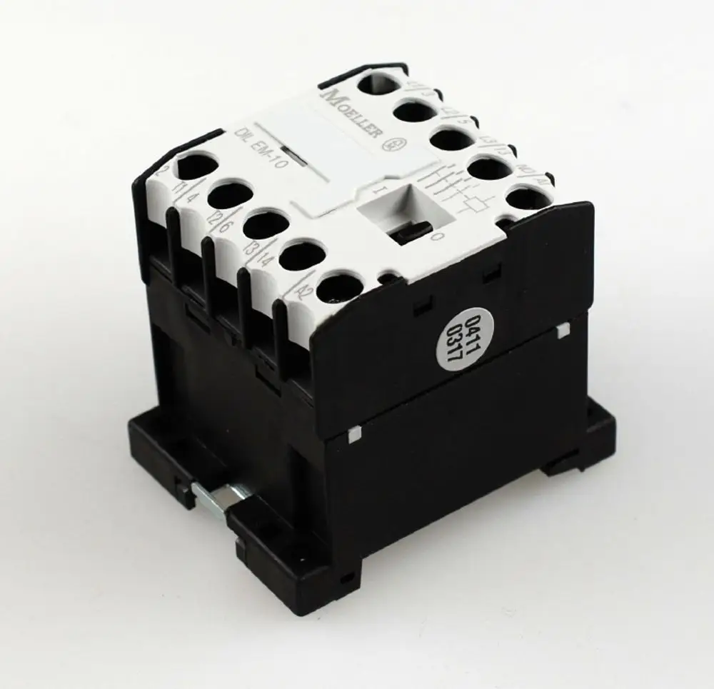 Schaltschütz in Schwarz und Weiß von Remko mit mehreren Anschlüssen für elektrische Steuerungen, zur Verwendung in Stromkreisen zur Motorsteuerung.