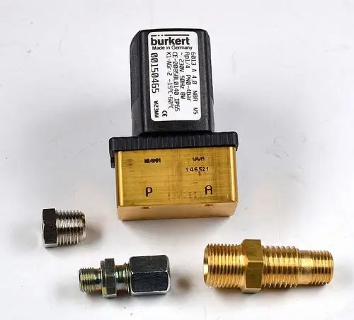Remko Umbausatz mit Magnetventil, einem elektrischen Steuergerät sowie verschiedenen Verbindungsteilen in metallischer Optik.