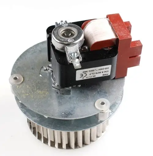 Abgasventilator von Remko, montiert auf einer runden Metallbasis mit Kühlrippen. Das Gerät umfasst einen Motor und Anschlussstecker.