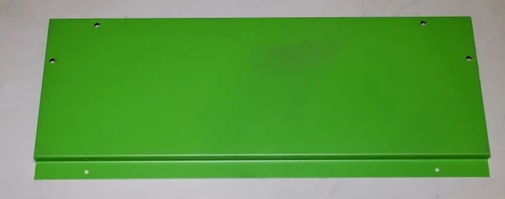 Grünes Metallblech mit Befestigungslöchern, geeignet für verschiedene Anwendungen. Produkt von Remko.