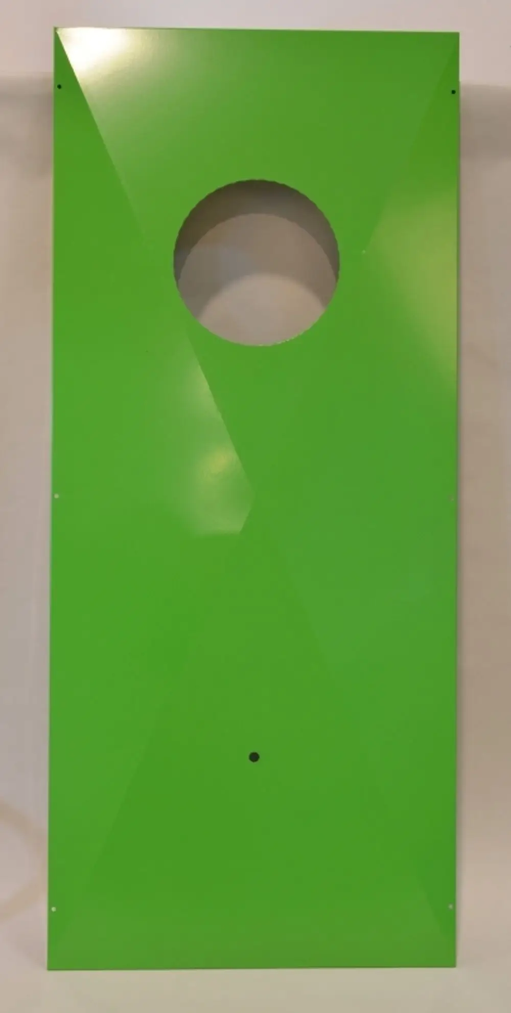Grünes Metallblech mit runder Öffnung in der oberen Mitte, geeignet für Montage. Produkt von Remko.